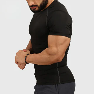 Camiseta slim fit de poliéster/elastano de secagem rápida · 2
