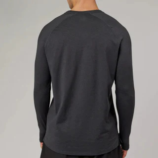 Camiseta de hombre slim fit y ligera de secado rápido · 2